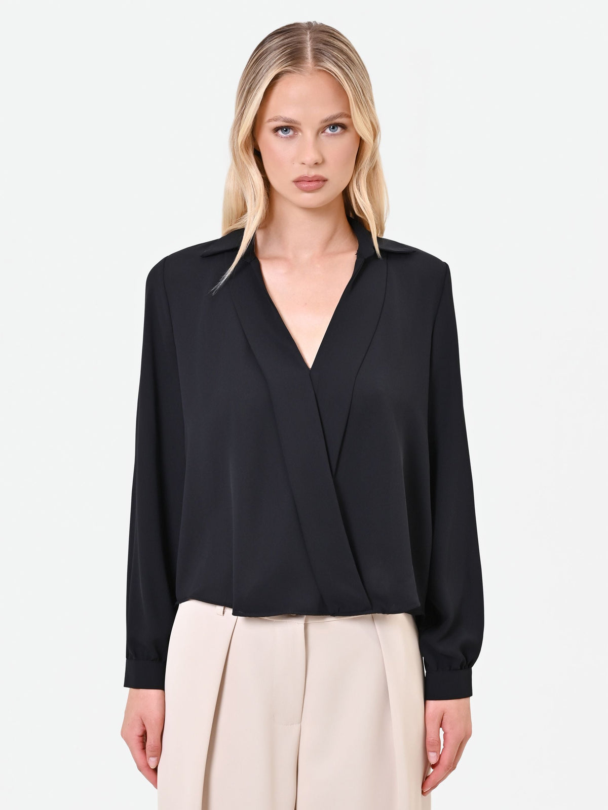 Blusa nera in raso con incrocio a portafoglio