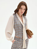Blusa azzurra check con gilet e collo lavallière