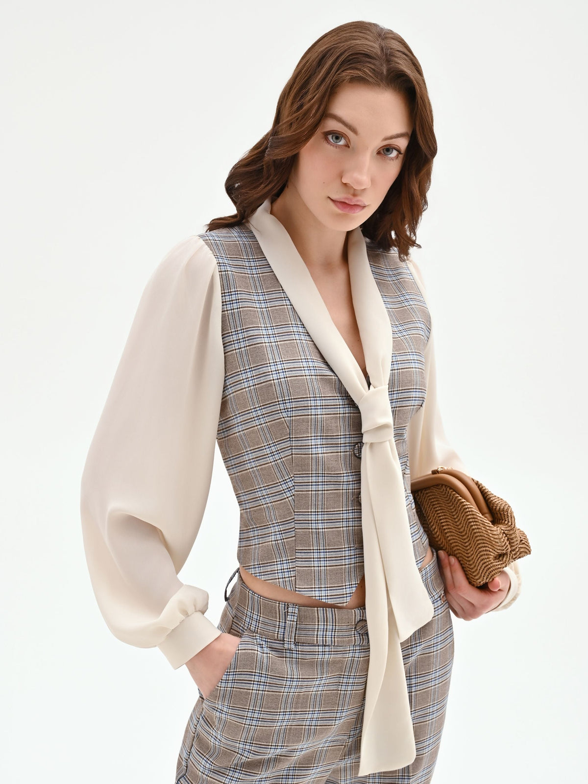 Blusa azzurra check con gilet e collo lavallière