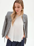 Top bianco plissettato con scollo all'americana