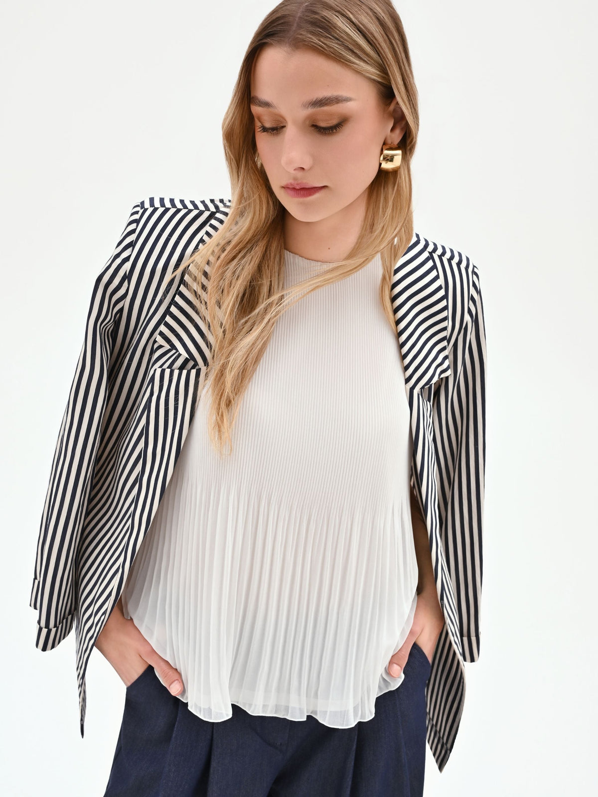 Top bianco plissettato con scollo all'americana