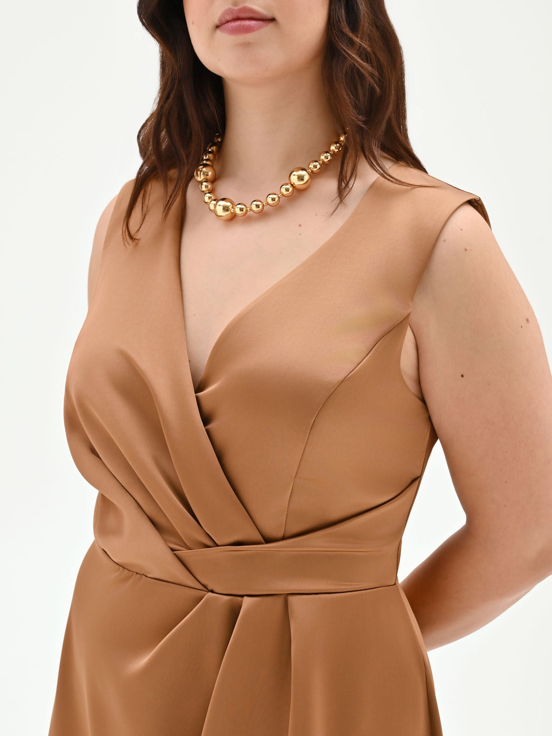 Abito curvy lungo marrone bronzo con scollo drappeggiato