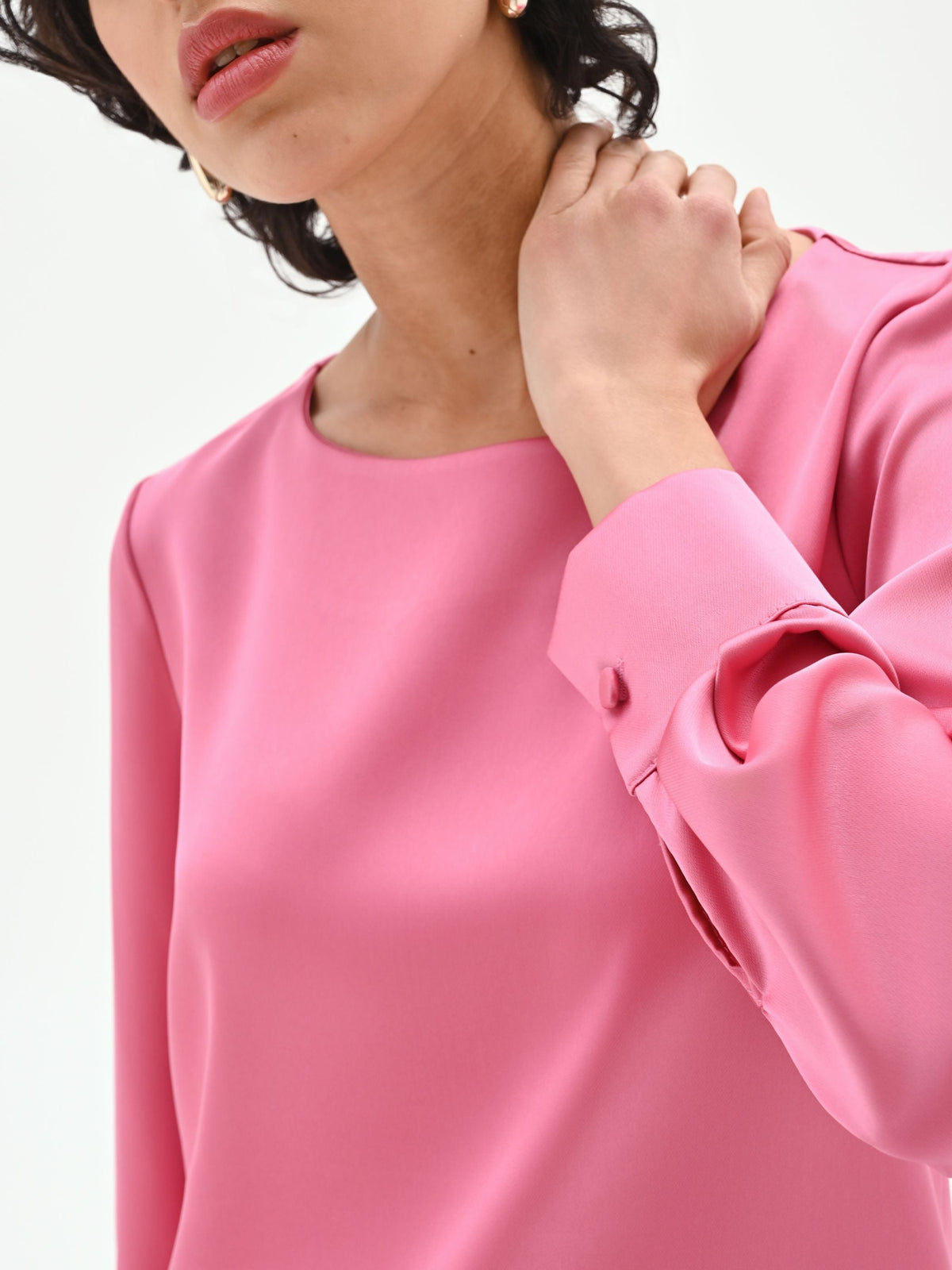 Blusa rosa con maniche a sbuffo