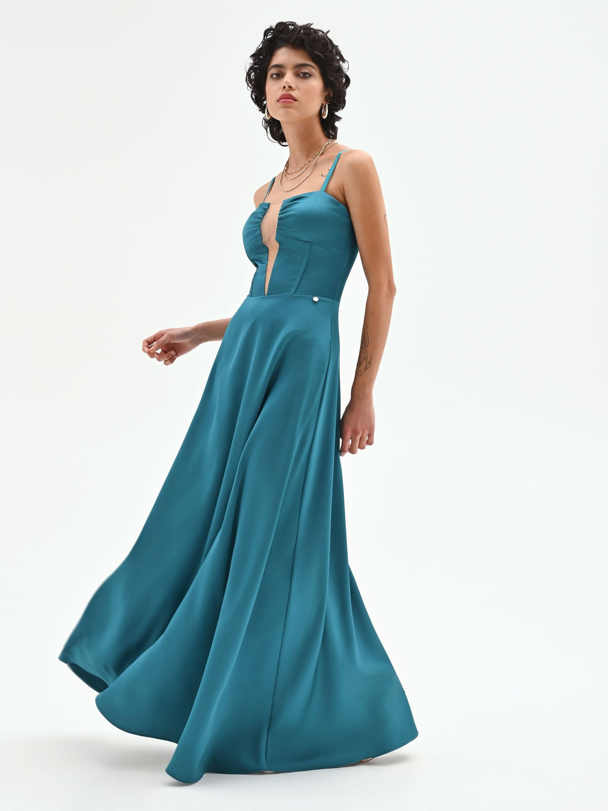 Abito lungo blu ottanio in raso con scollo velato