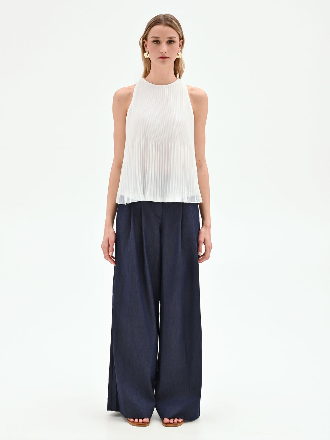 Top bianco plissettato con scollo all'americana