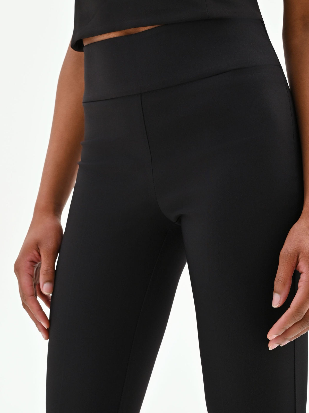 Pantalone nero svasato in tessuto tecnico