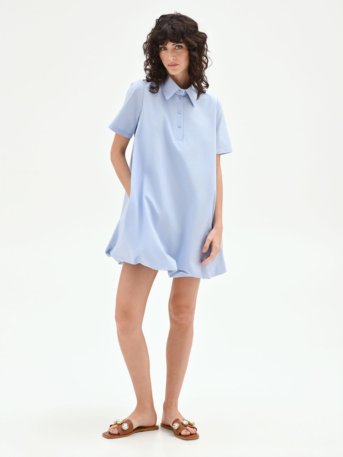 Abito camicia azzurro con orlo a palloncino