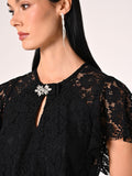 Blusa Nera in Pizzo con Spilla
