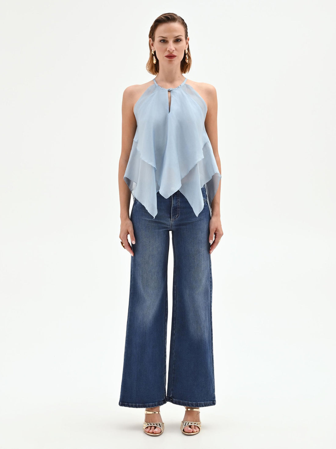 Top cielo azzurro con balze asimmetriche