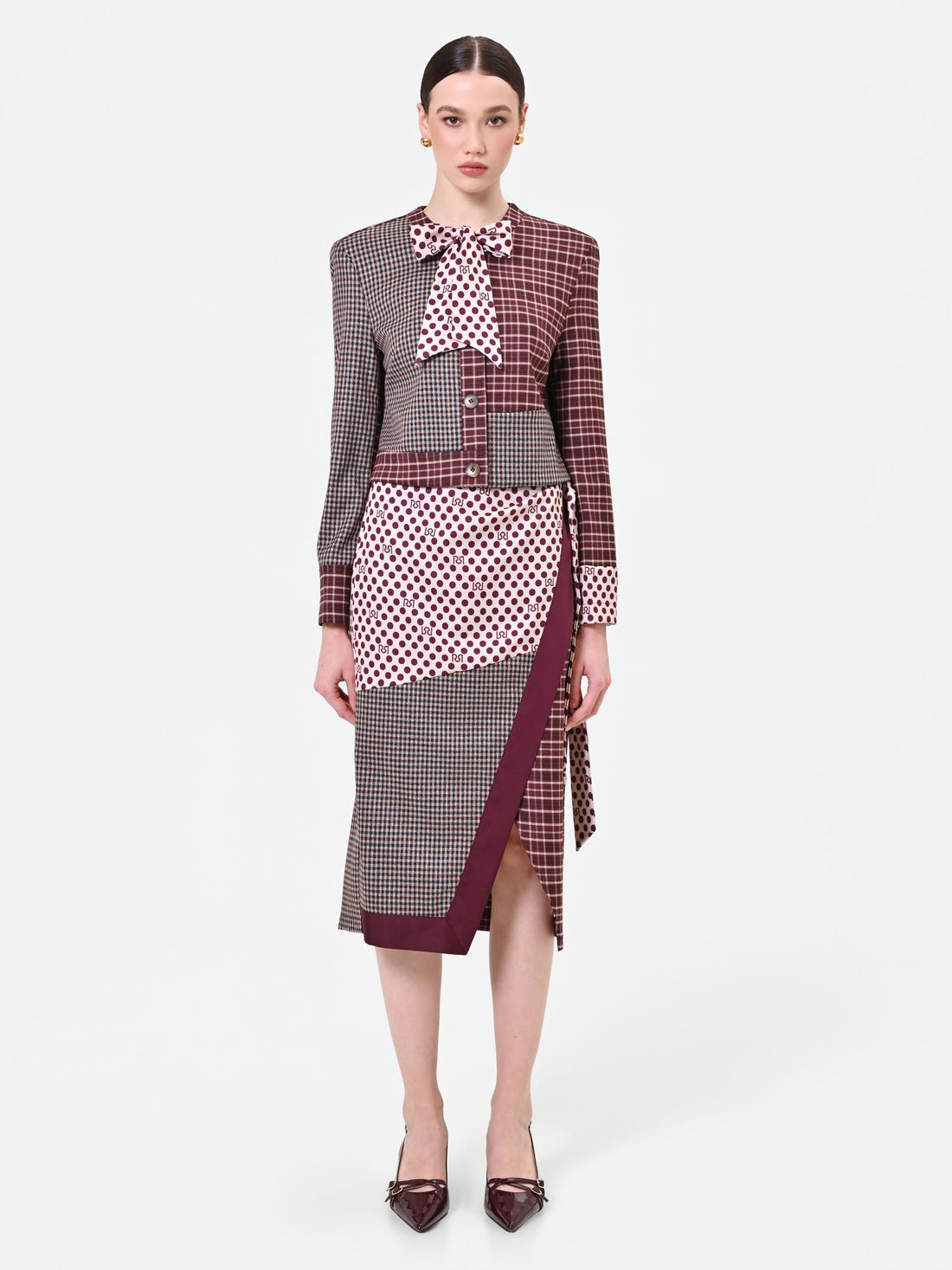 Giacca rosso bordeaux con design patchwork e fiocco