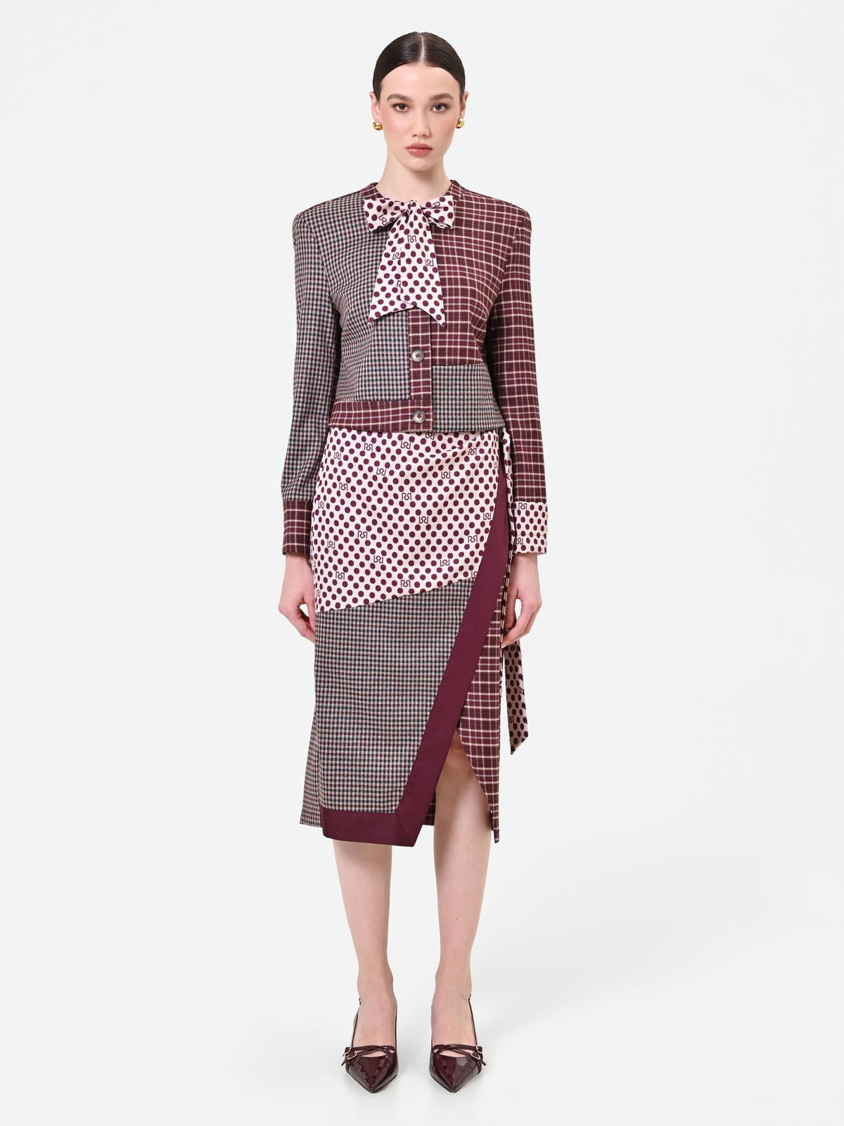 Giacca rosso bordeaux con design patchwork e fiocco