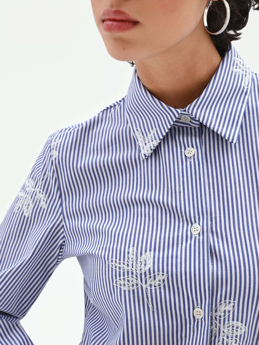 Camicia popeline a righe blu con ricami