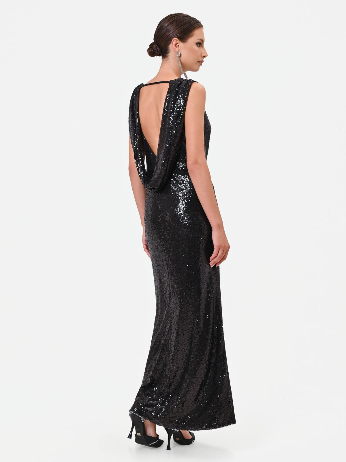 Abito lungo nero in paillettes con scollo posteriore drappeggiato