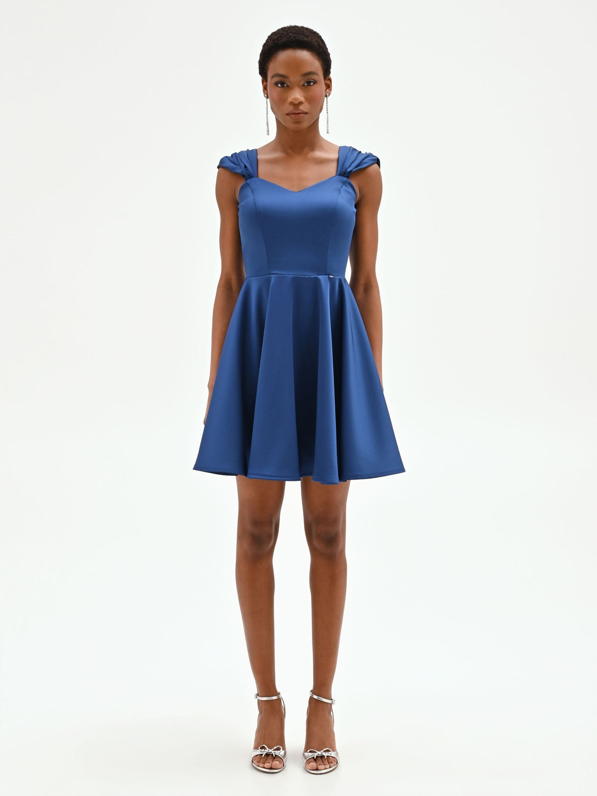 Abito corto blu brillante con scollo a cuore