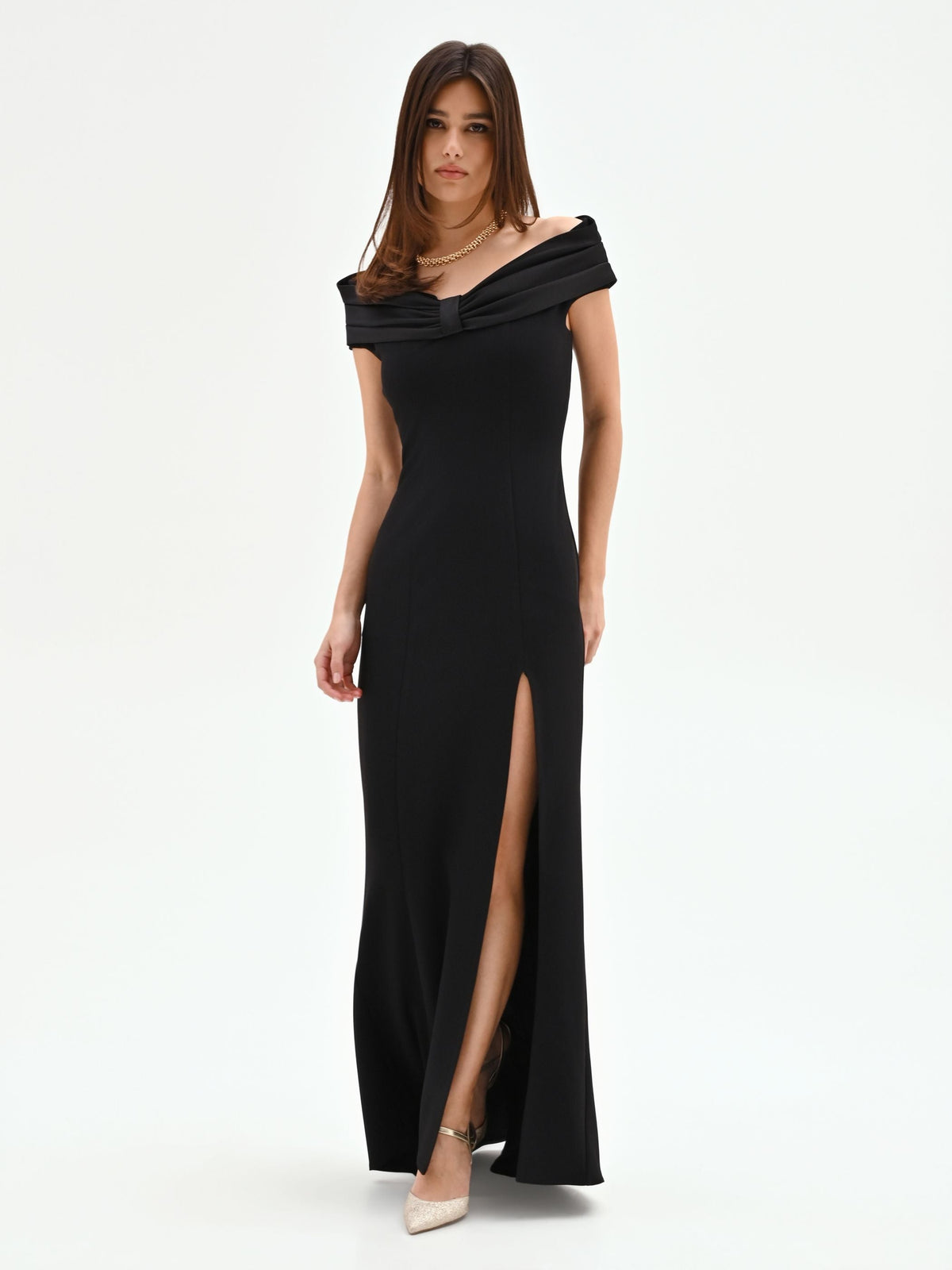 Abito lungo nero con scollo drappeggiato