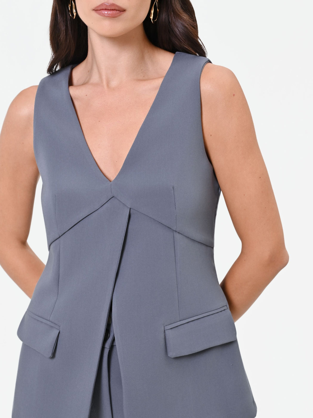 Gilet grigio con pieghe incrociate