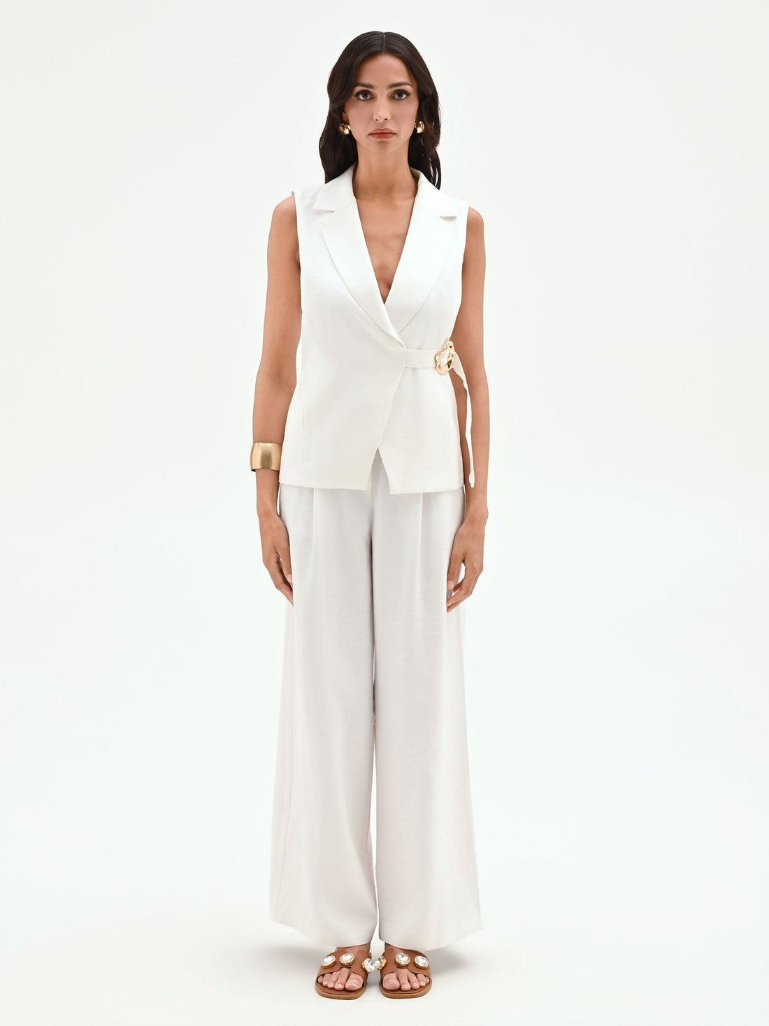 Gilet bianco con cintura e fibbia laterale