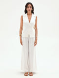 Gilet bianco con cintura e fibbia laterale