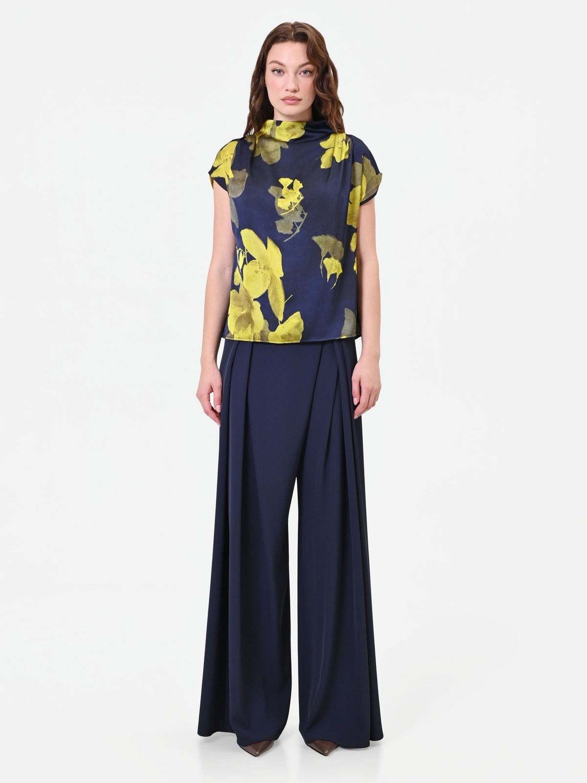 Top blu navy con collo drappeggiato e stampa floreale