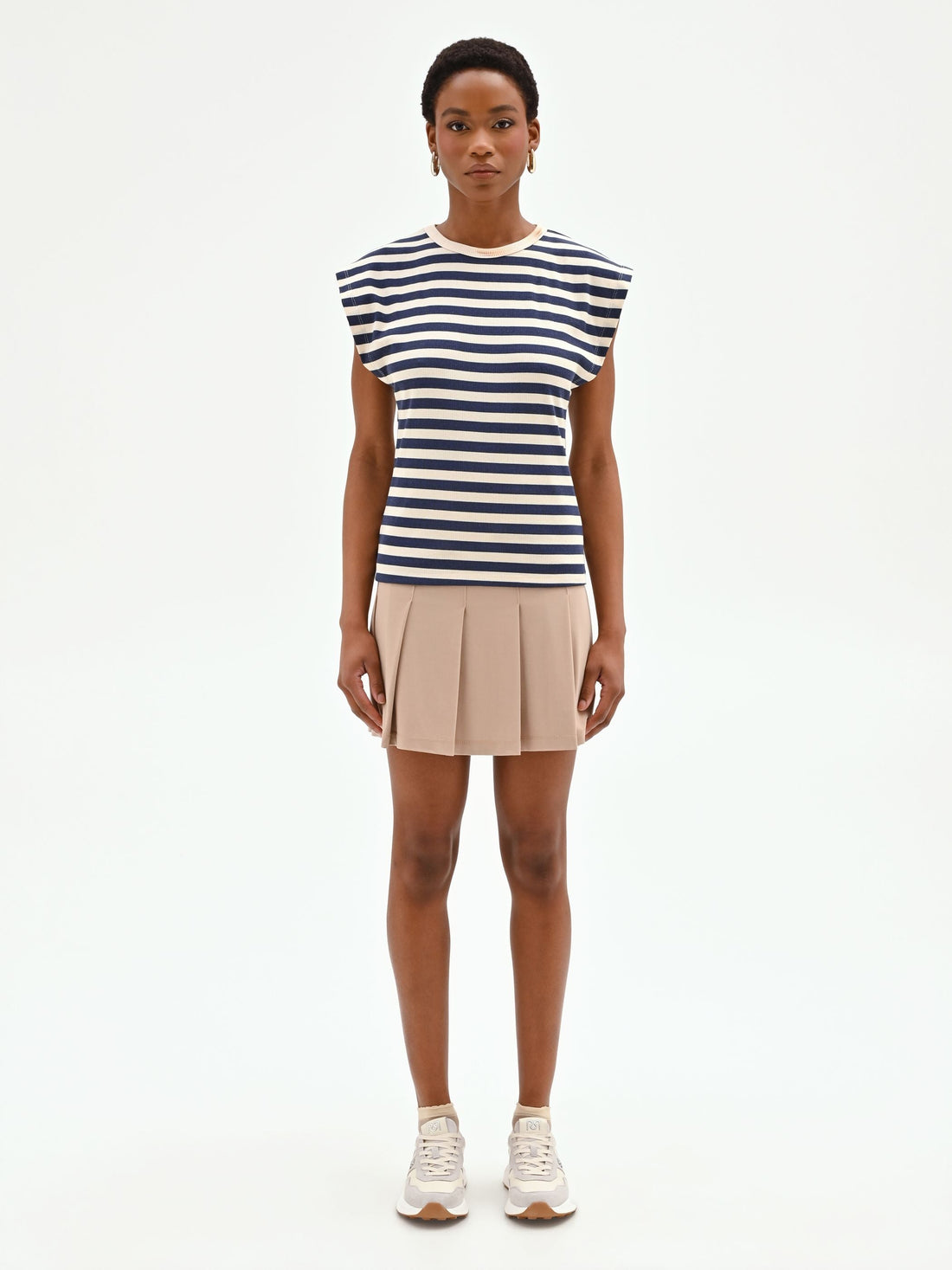 T-shirt in cotone a righe blu con spalla estesa