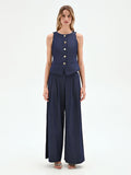 Gilet blu in jeans con bottoni dorati