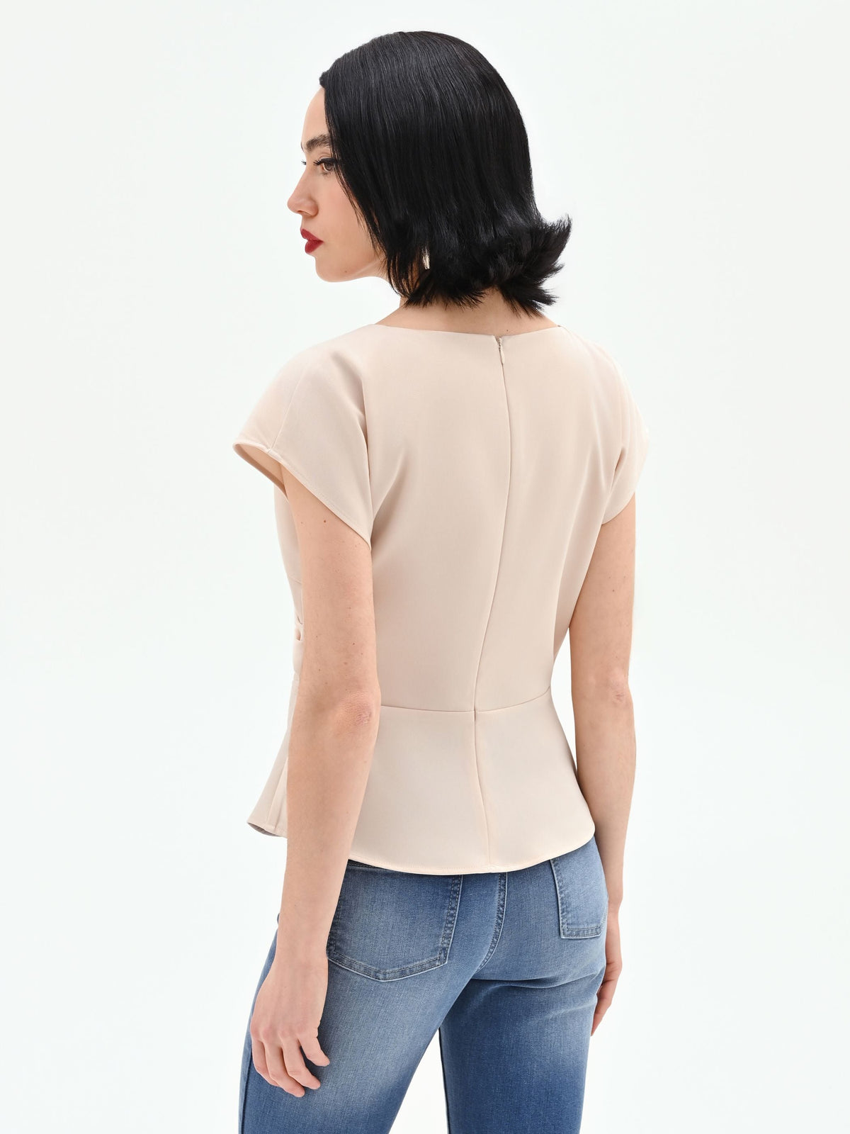 Blusa beige chiaro con drappeggio asimmetrico