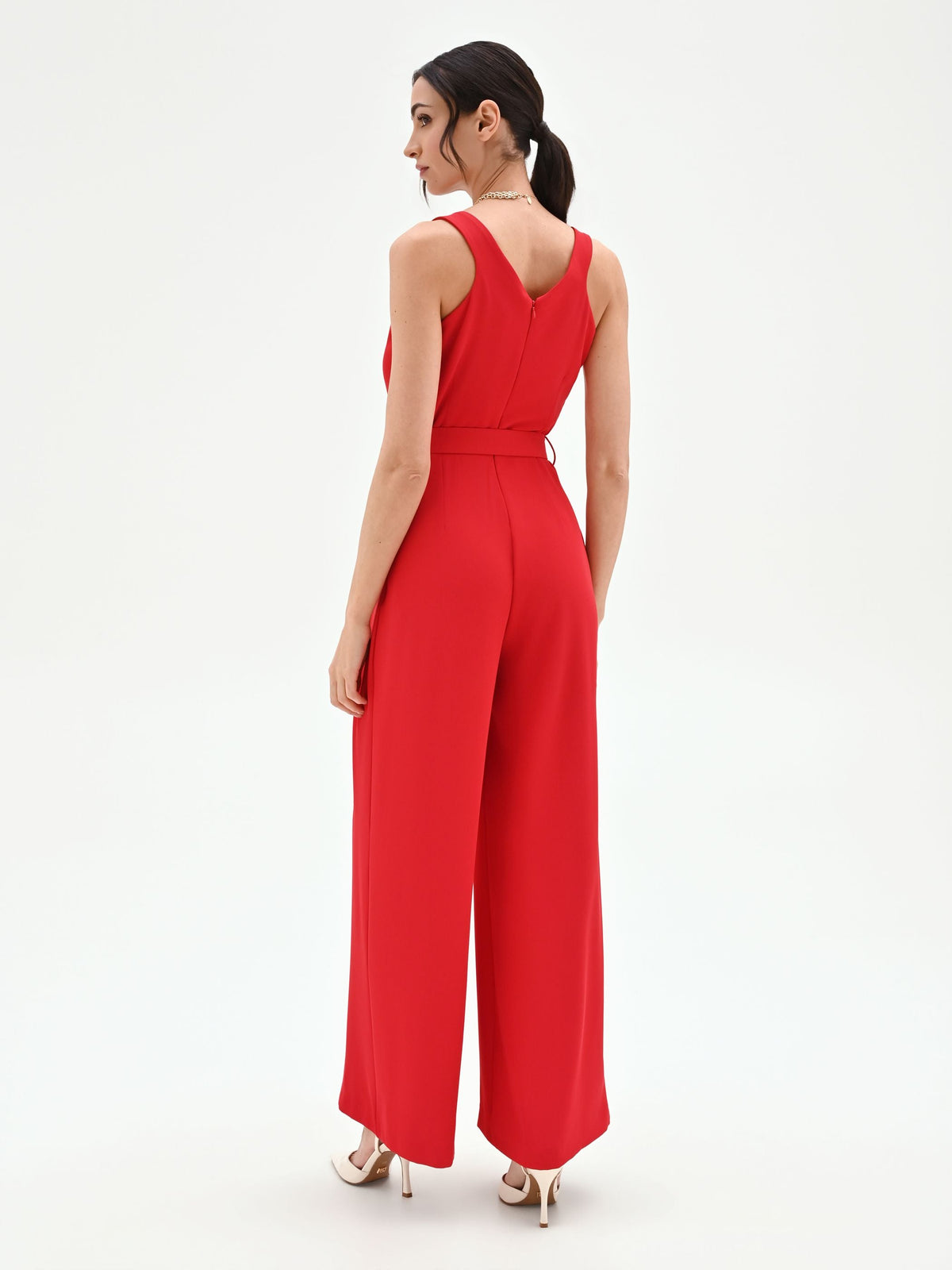 Tuta rossa con pantaloni palazzo e cintura in cadi