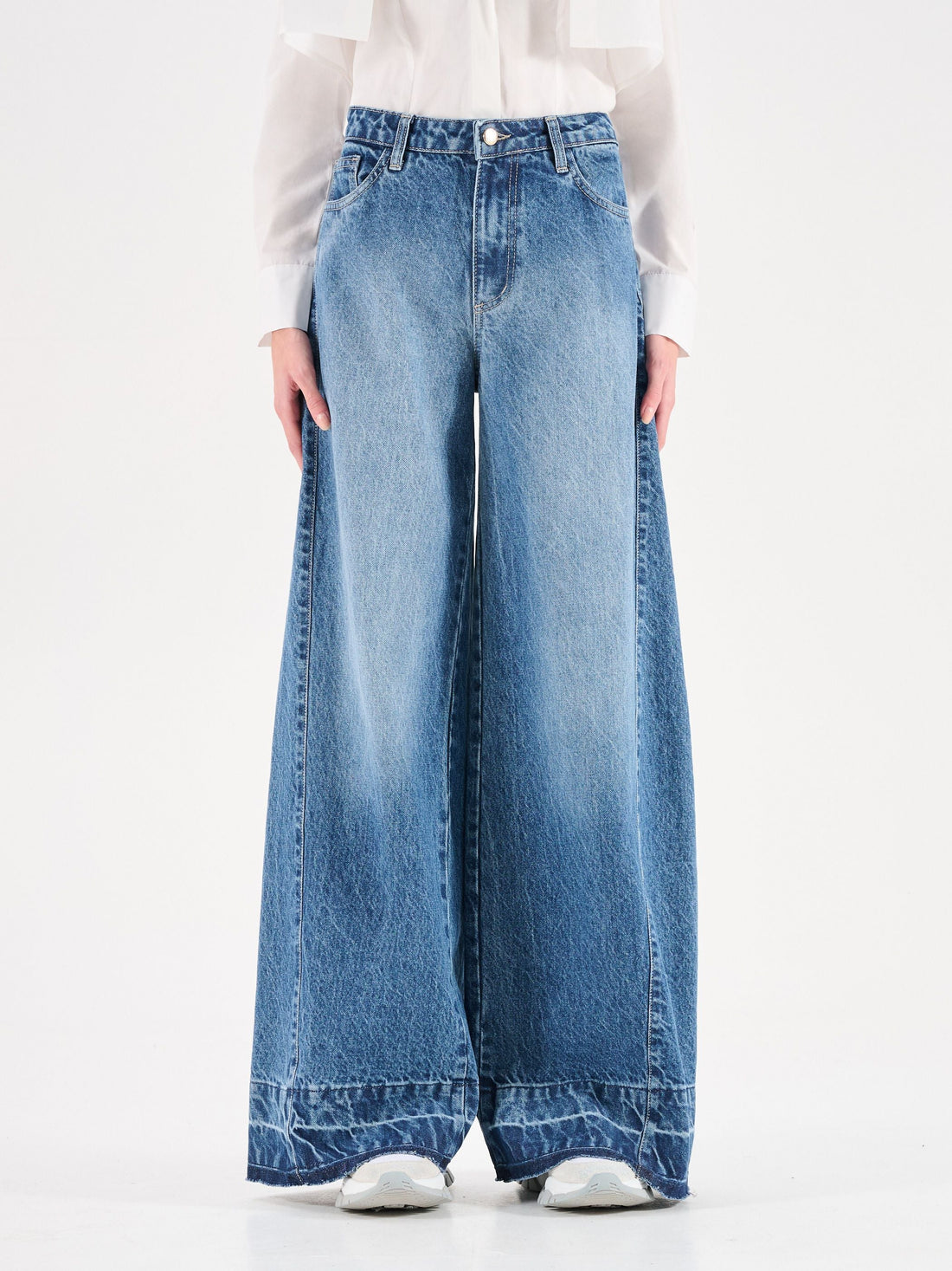 Jeans azzurri a gamba larga con risvolto
