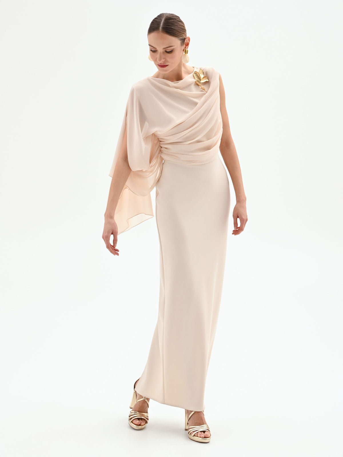 Abito lungo beige chiaro monospalla
