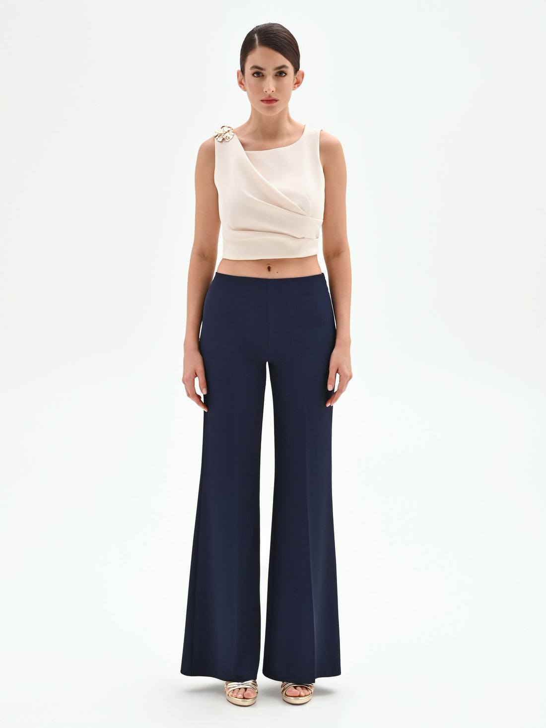 Pantalone a palazzo blu con piega stirata