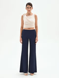 Pantalone a palazzo blu con piega stirata
