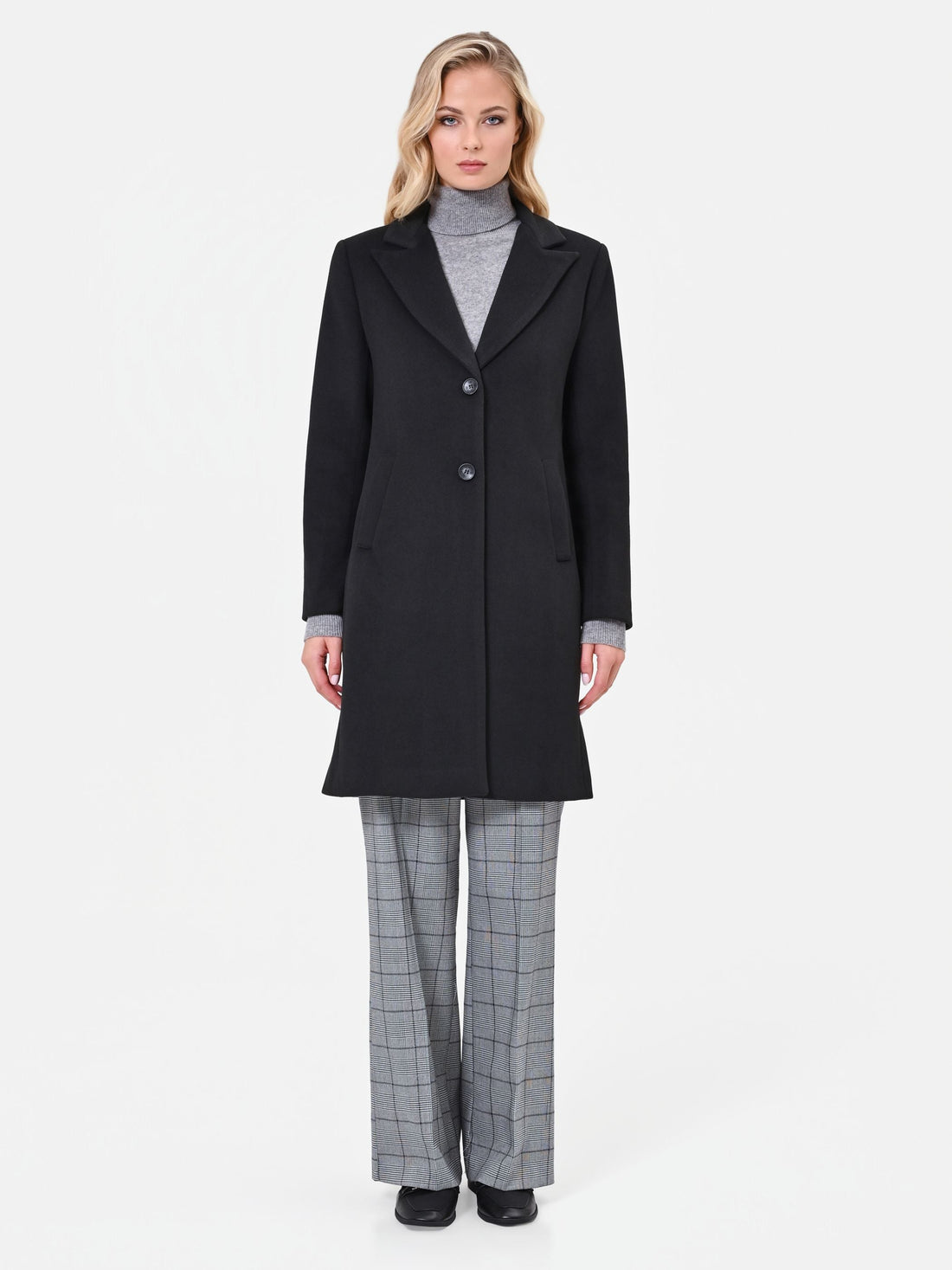 Cappotto nero monopetto dal taglio dritto in velour