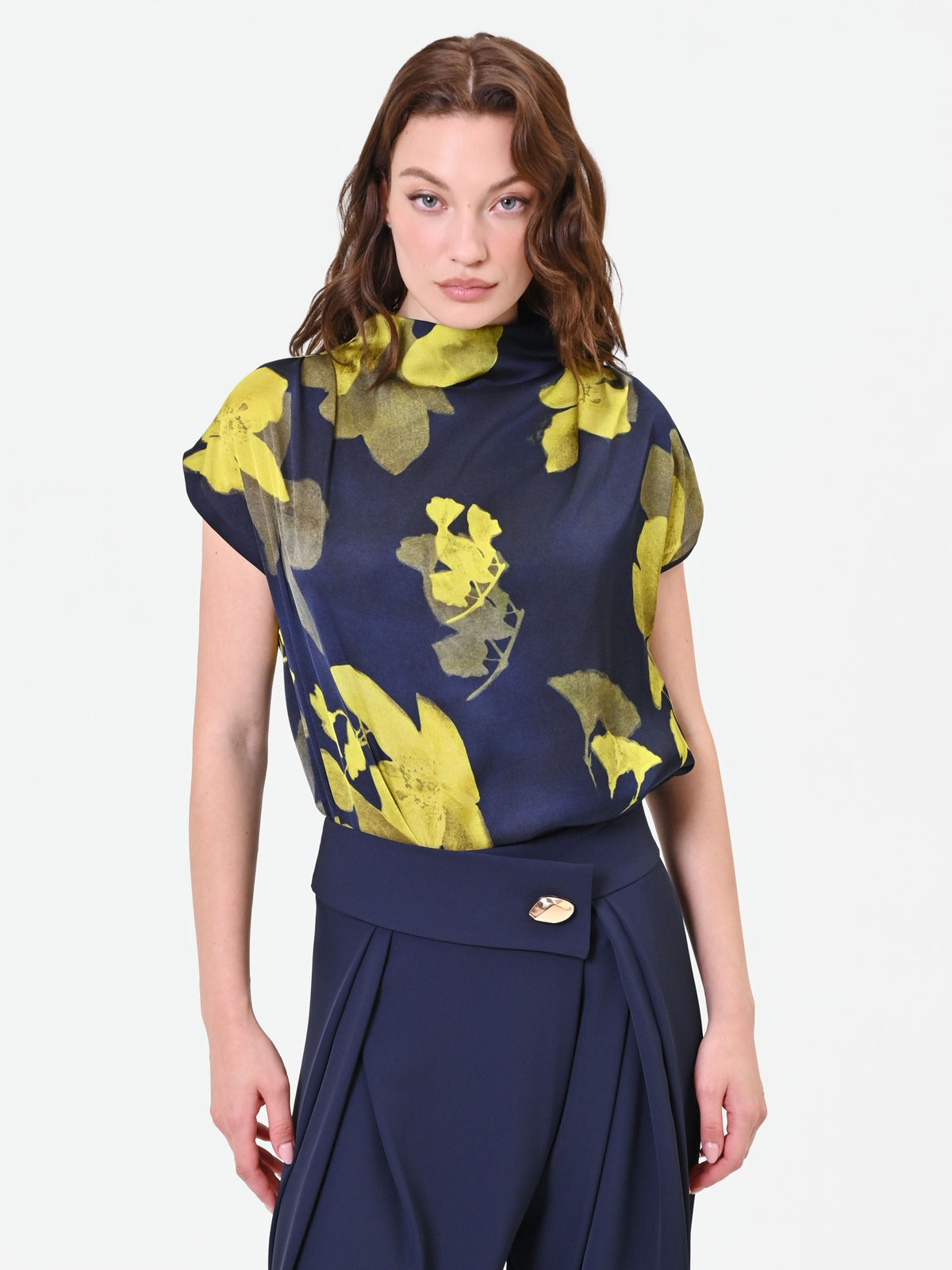 Top blu navy con collo drappeggiato e stampa floreale