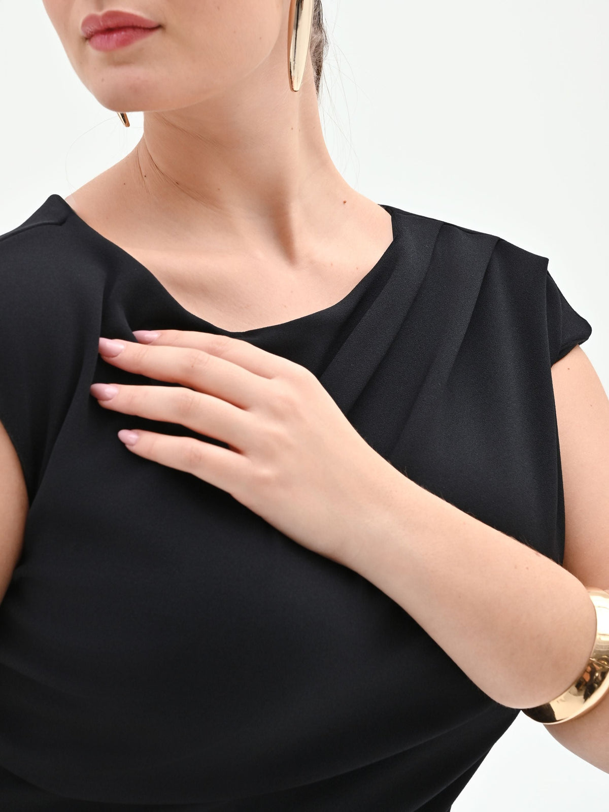 Tuta nera curvy con scollo asimmetrico