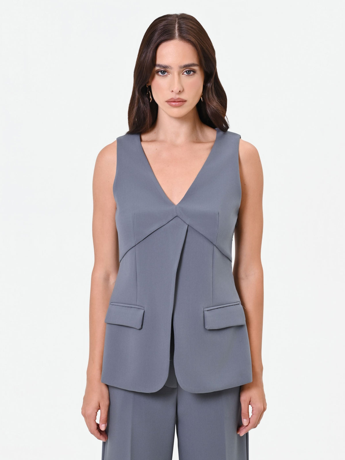 Gilet grigio con pieghe incrociate
