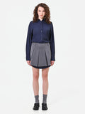 Abito grigio con camicia a contrasto
