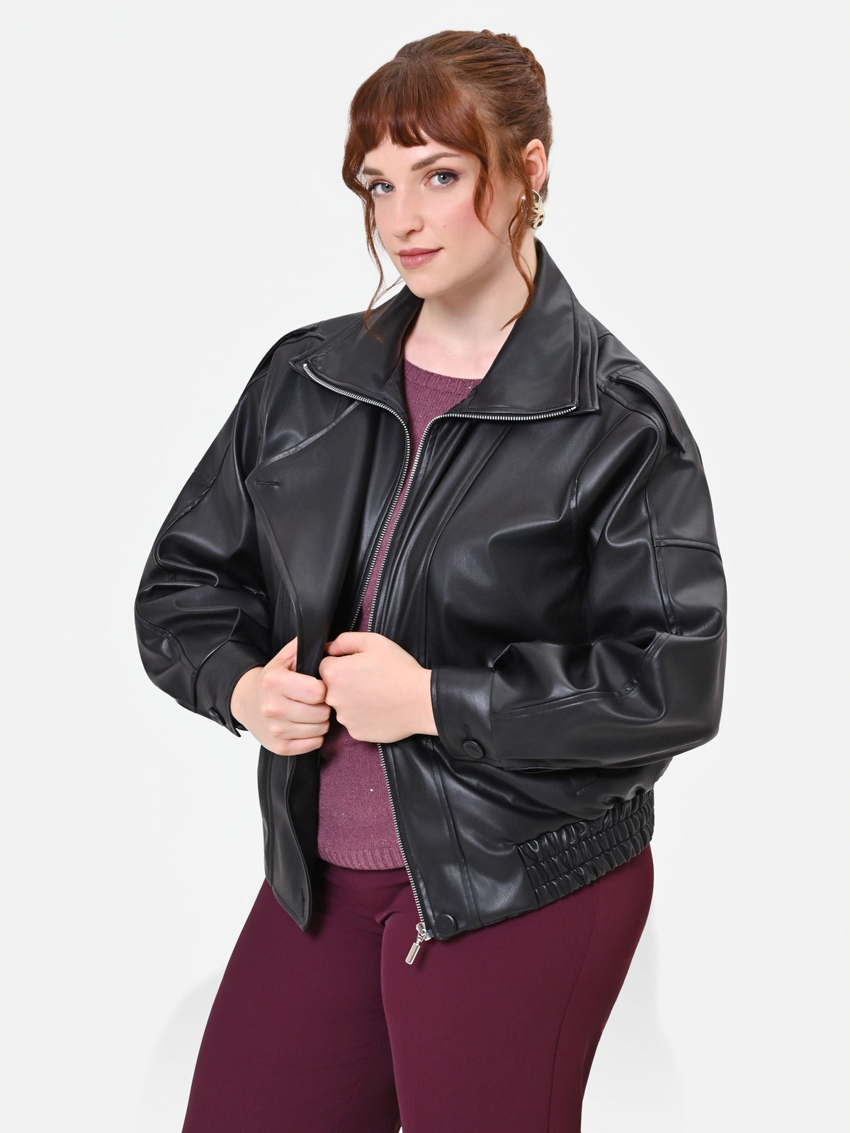 Giacca Curvy  in similpelle nera con chiusura asimmetrica
