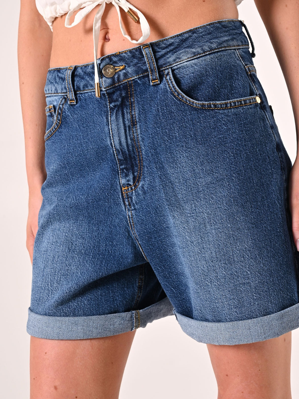 Shorts in Denim dal Lavggio Uniforme