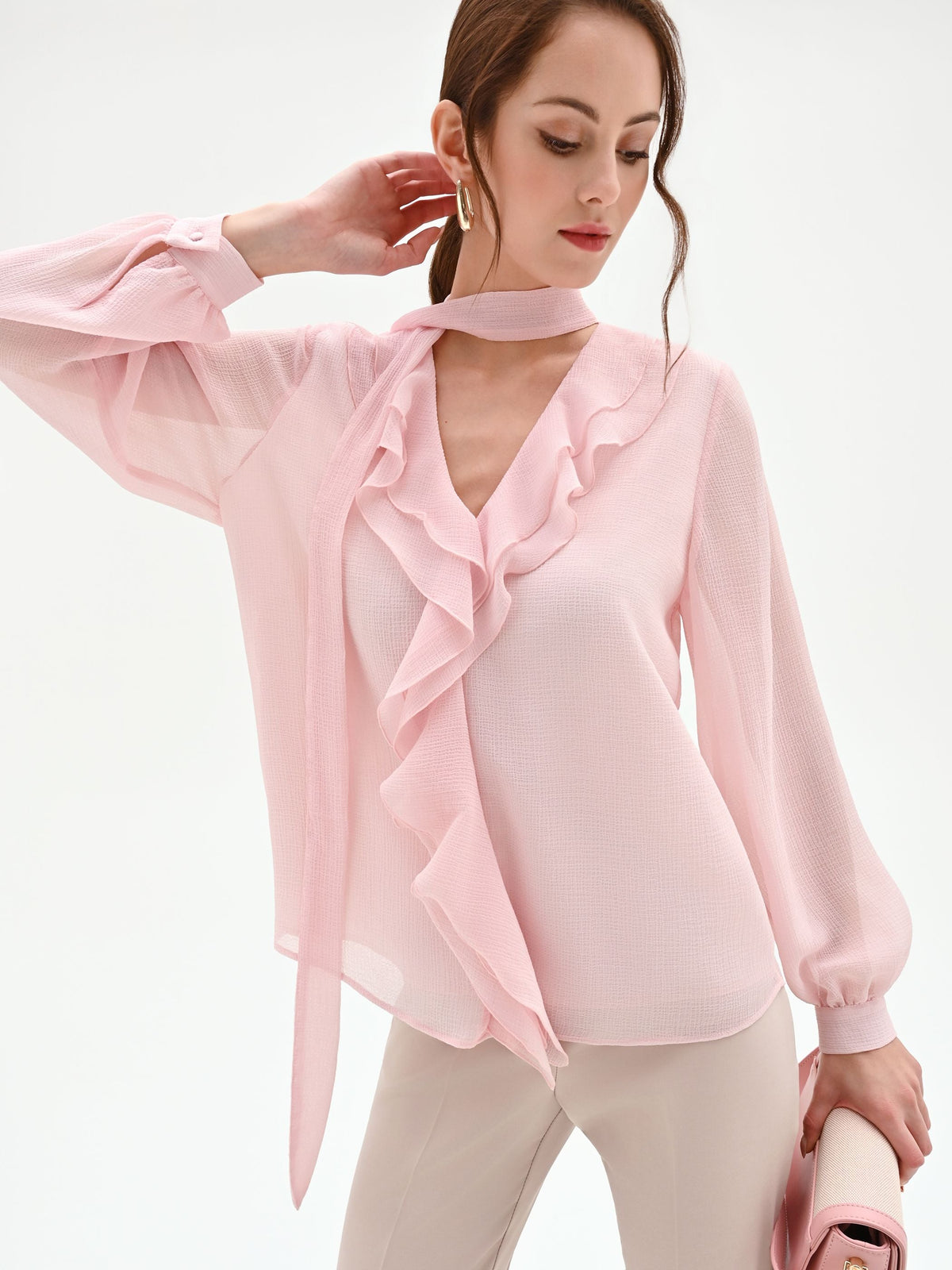 Blusa rosa chiaro con rouche e nastro lavalliere
