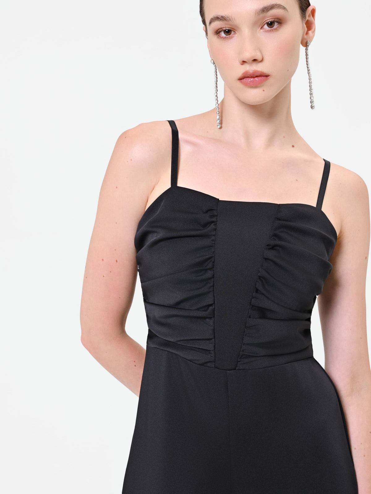 Tuta nera in raso con corpetto drappeggiato