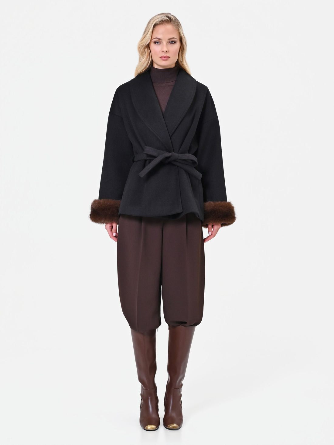 Cappotto corto nero a vestaglia con polsi effetto pelliccia in velour