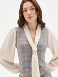 Blusa azzurra check con gilet e collo lavallière