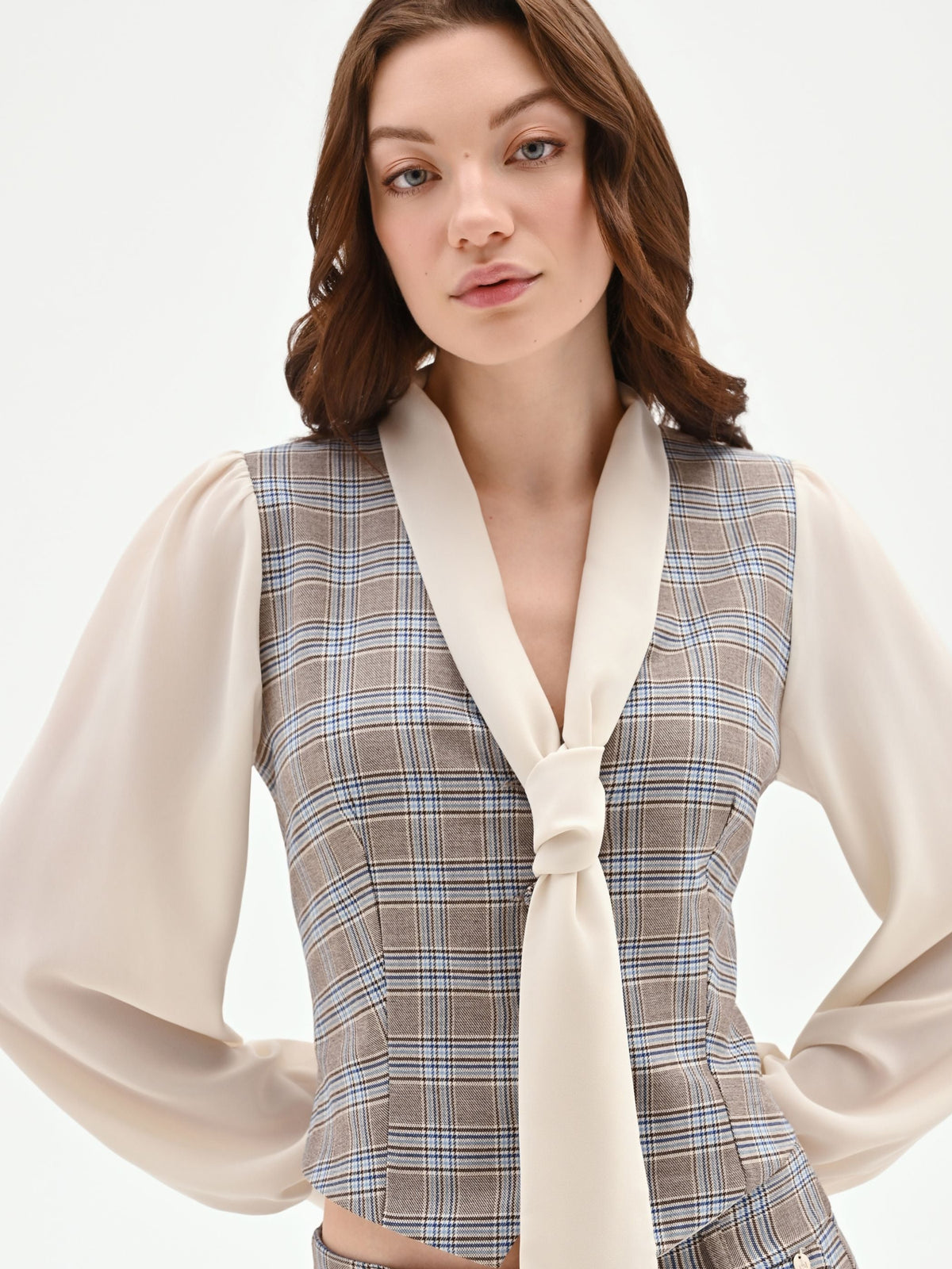 Blusa azzurra check con gilet e collo lavallière