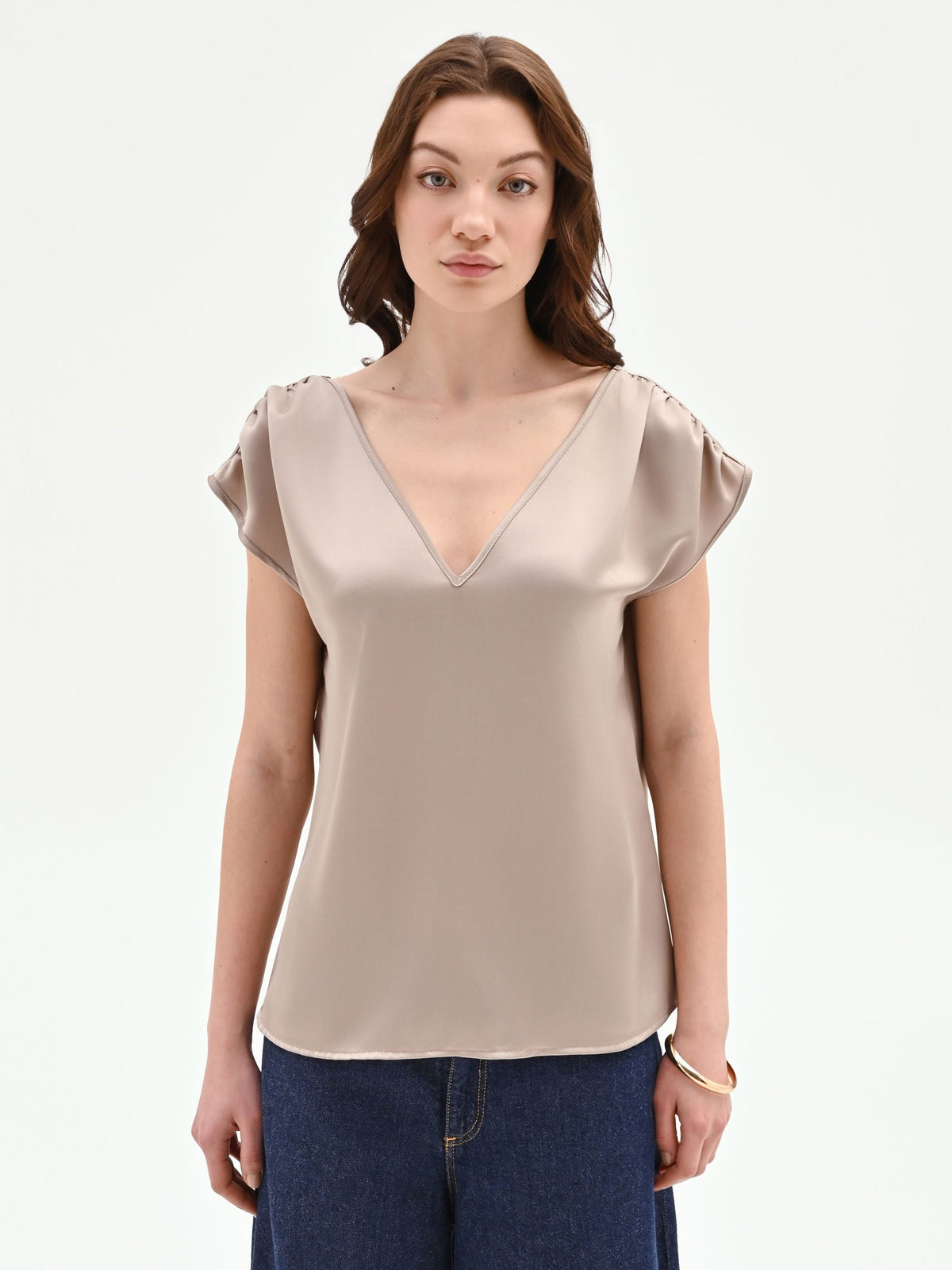 Top tortora beige in raso con maniche a petalo