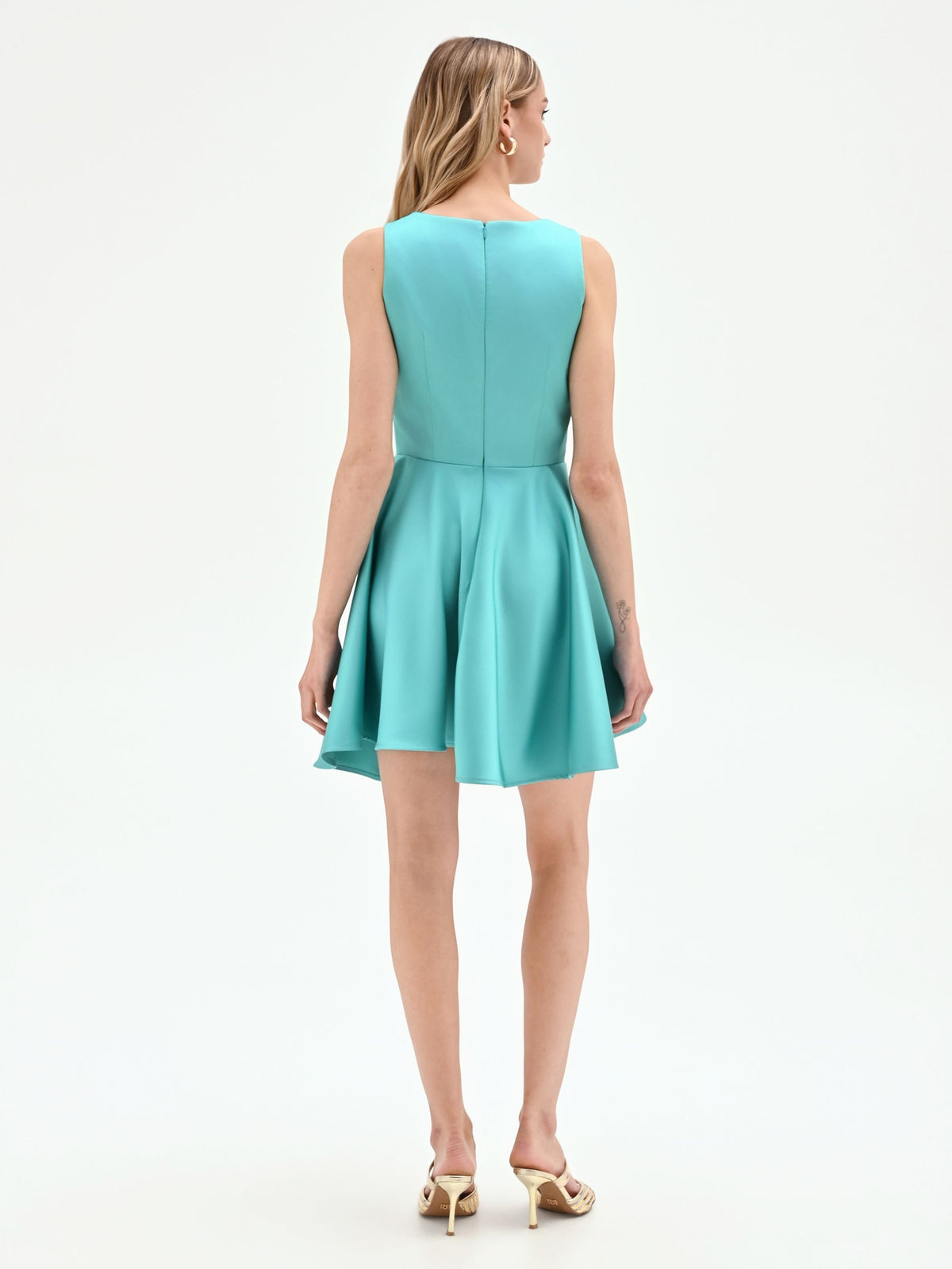 Abito corto turchese azzurro con scollo drappeggiato