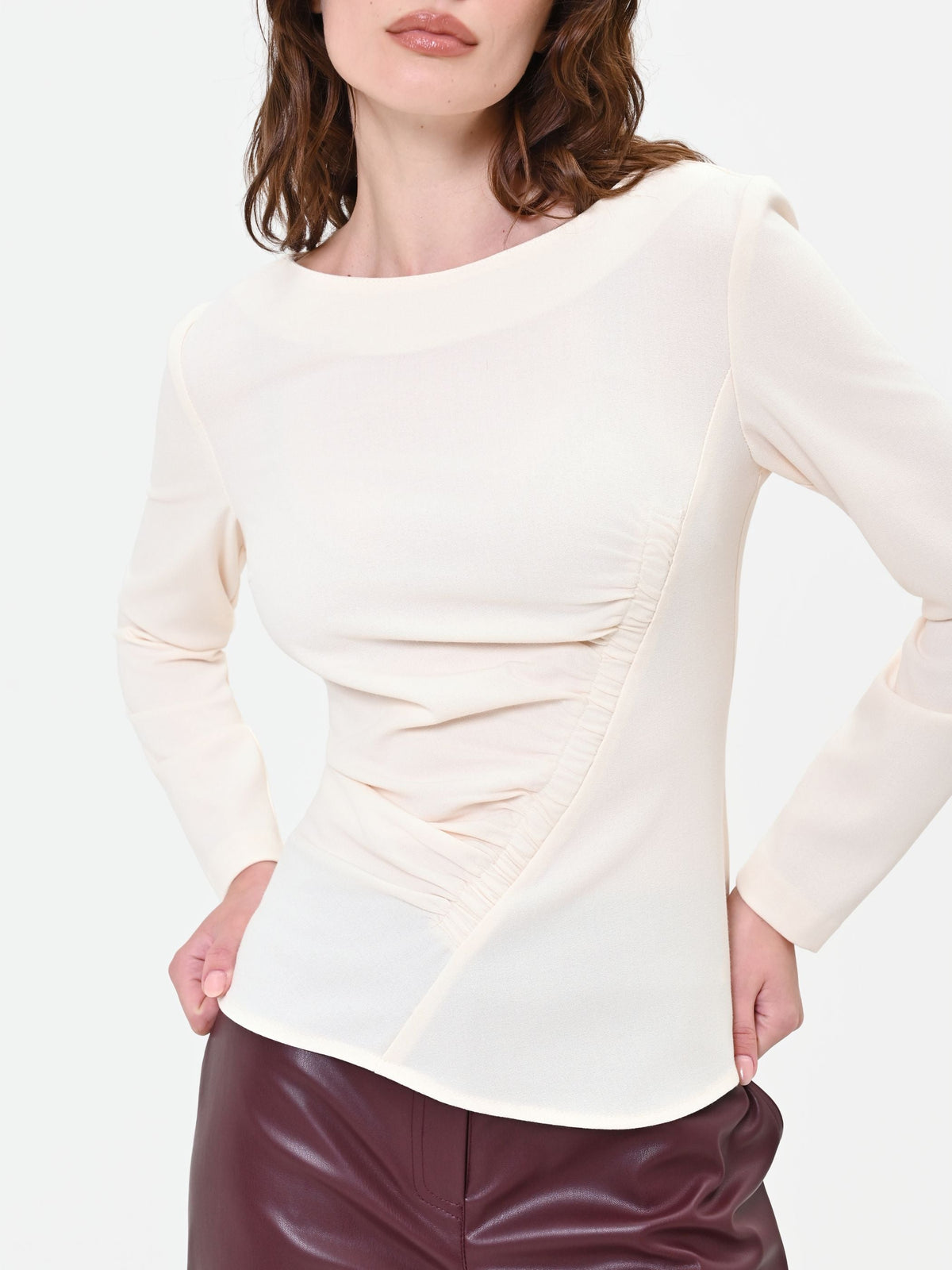 Blusa bianca con drappeggio asimmetrico