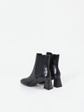 Tronchetto nero con tacco scultoreo