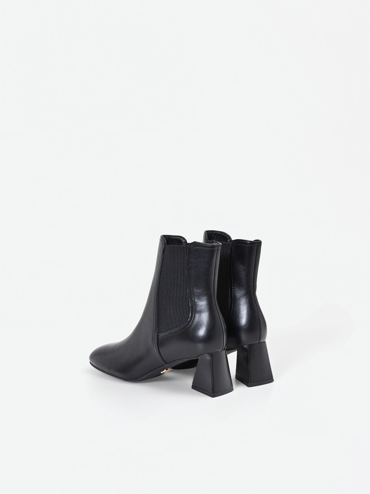 Tronchetto nero con tacco scultoreo