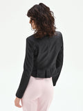 Giacca nera in similpelle con silhouette a peplo