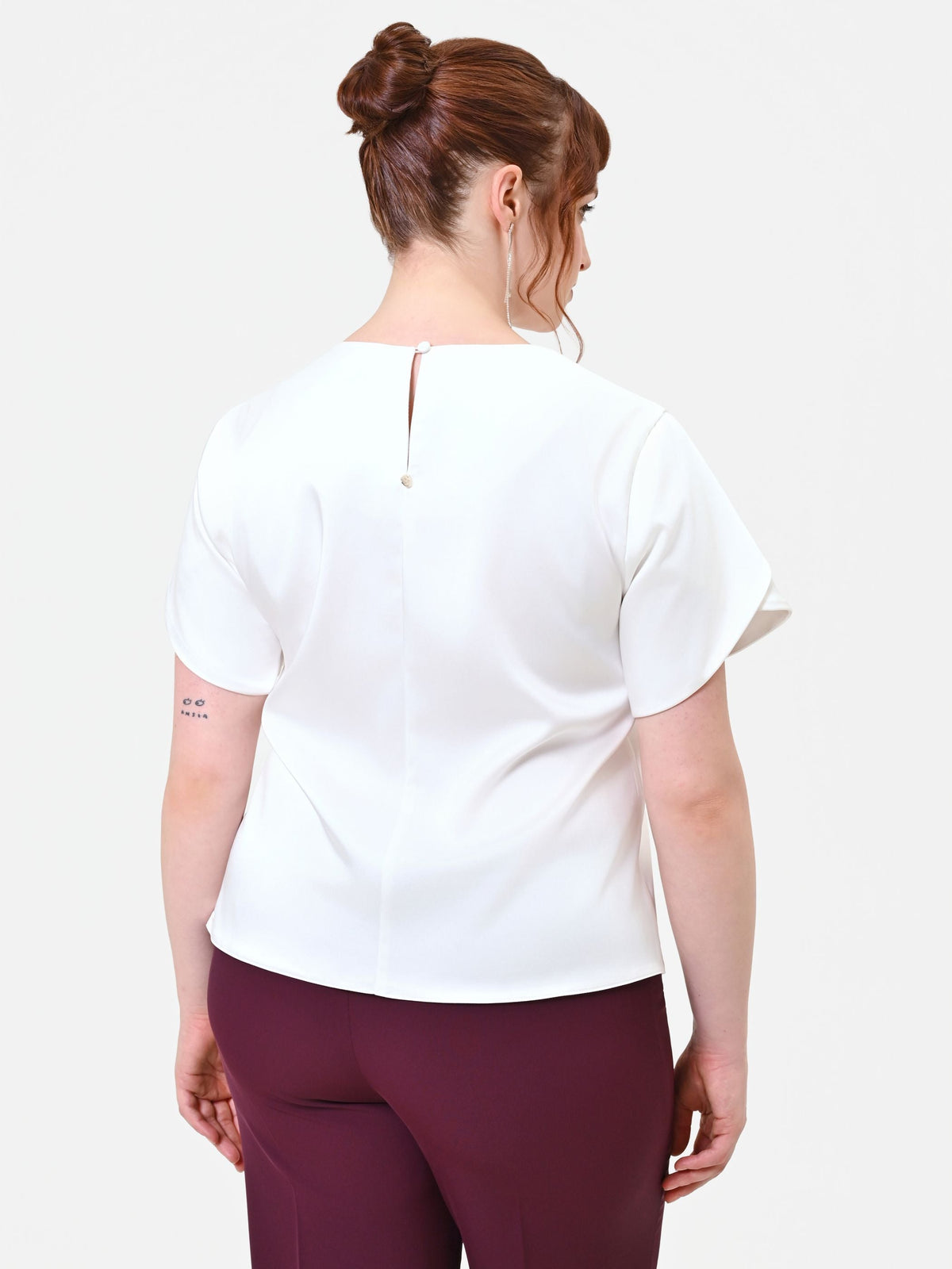Blusa Curvy bianca in raso con maniche a petalo